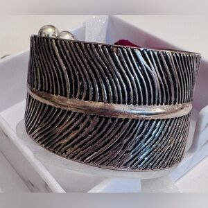 Vida Silver Textured Cuff Bracelet- Feather